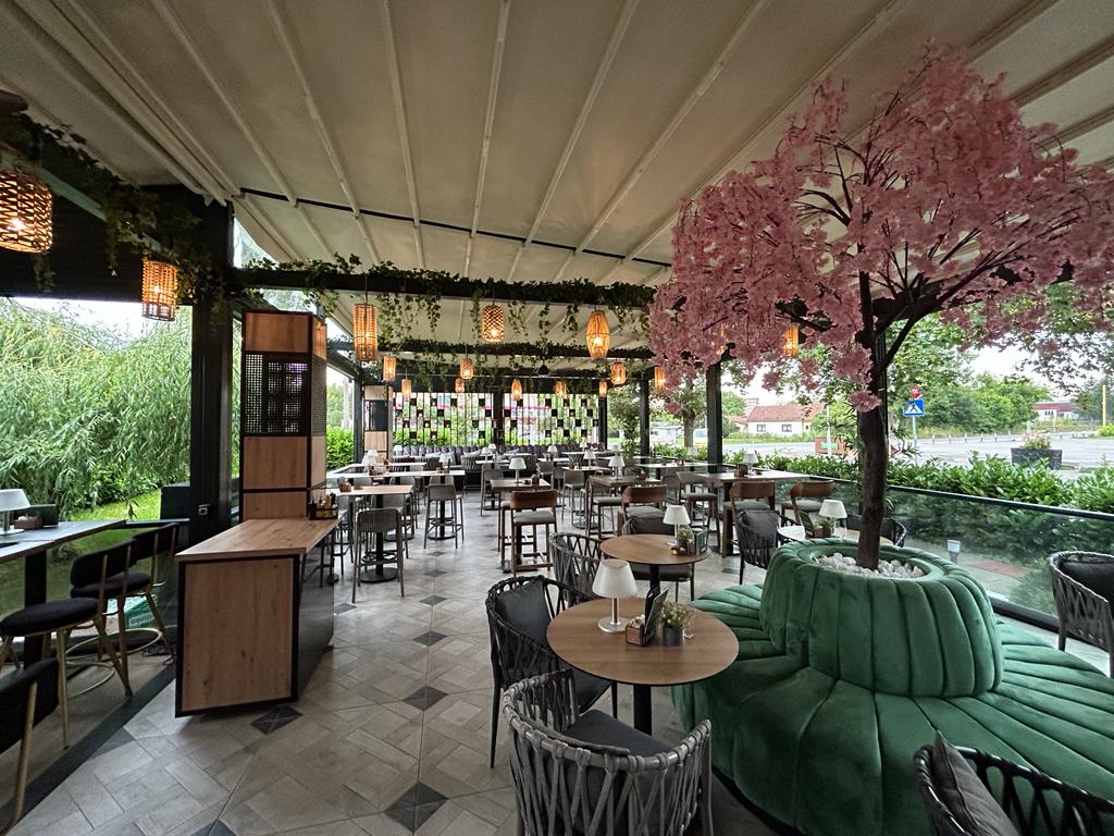 Restoran Appetito Banja Luka – polukružne i ravne sećije, police i stolovi CT Massiv