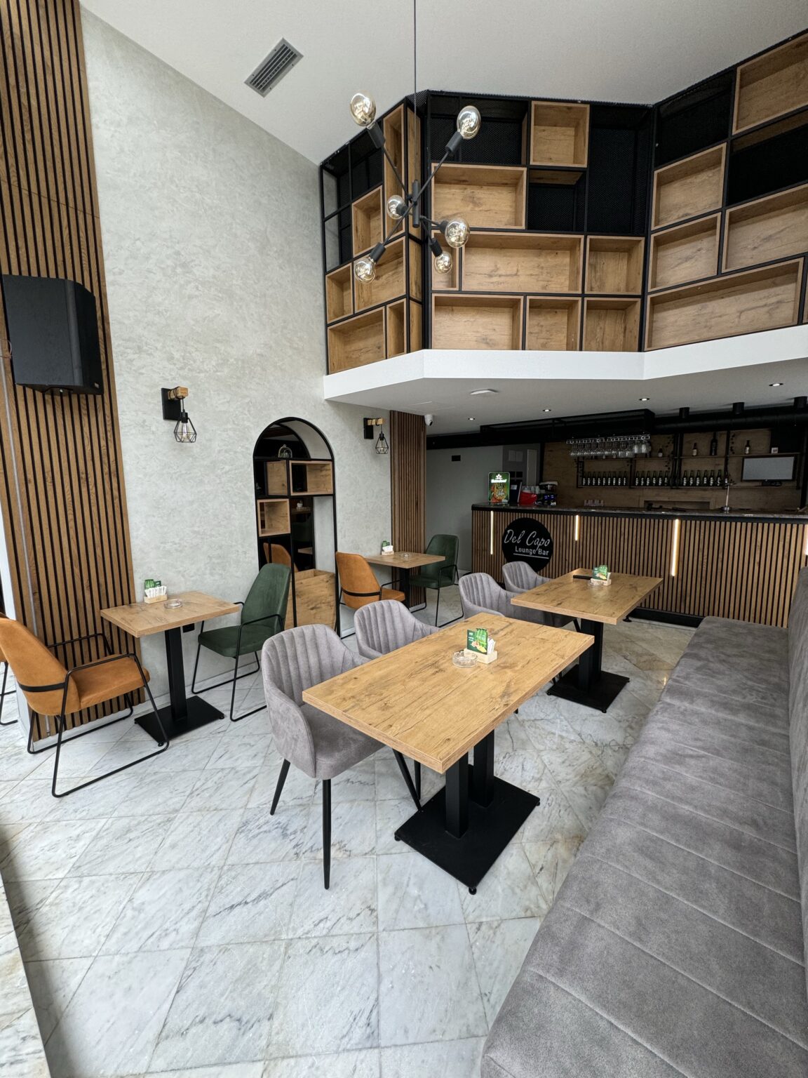 Del Capo Lounge Bar Derventa – police, stolovi, stolice, šank i sećije CT Massiv