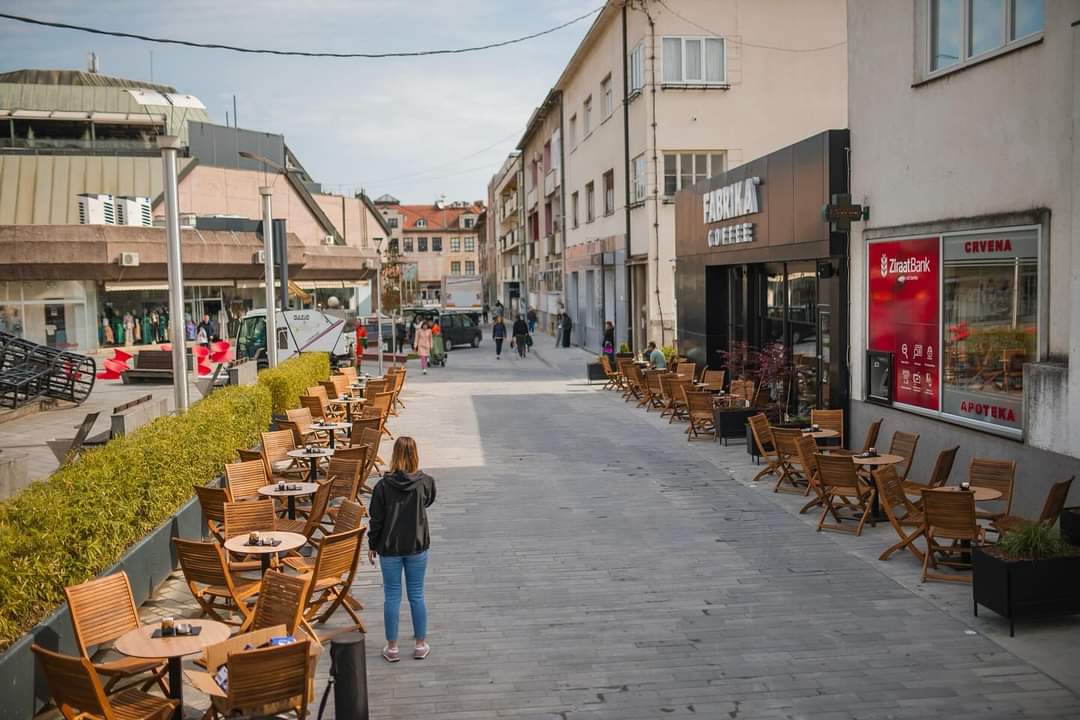 Fabrika Coffee Banja Luka – stolovi i stolice u bašti CT Massiv